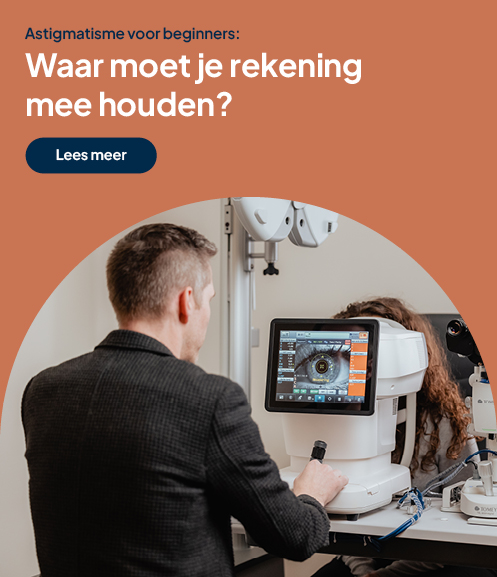 Opticien die naar een oog op een monitor kijkt met als tekst erbij: astigmatisme voor beginners: waar moet je rekening mee houden? Lees meer hier