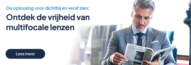 een oudere meneer die een krant leest met als tekst de oplossing voor dichtbij en veraf zien: ontdek de vrijheid van multifocale lenzen. lees meer