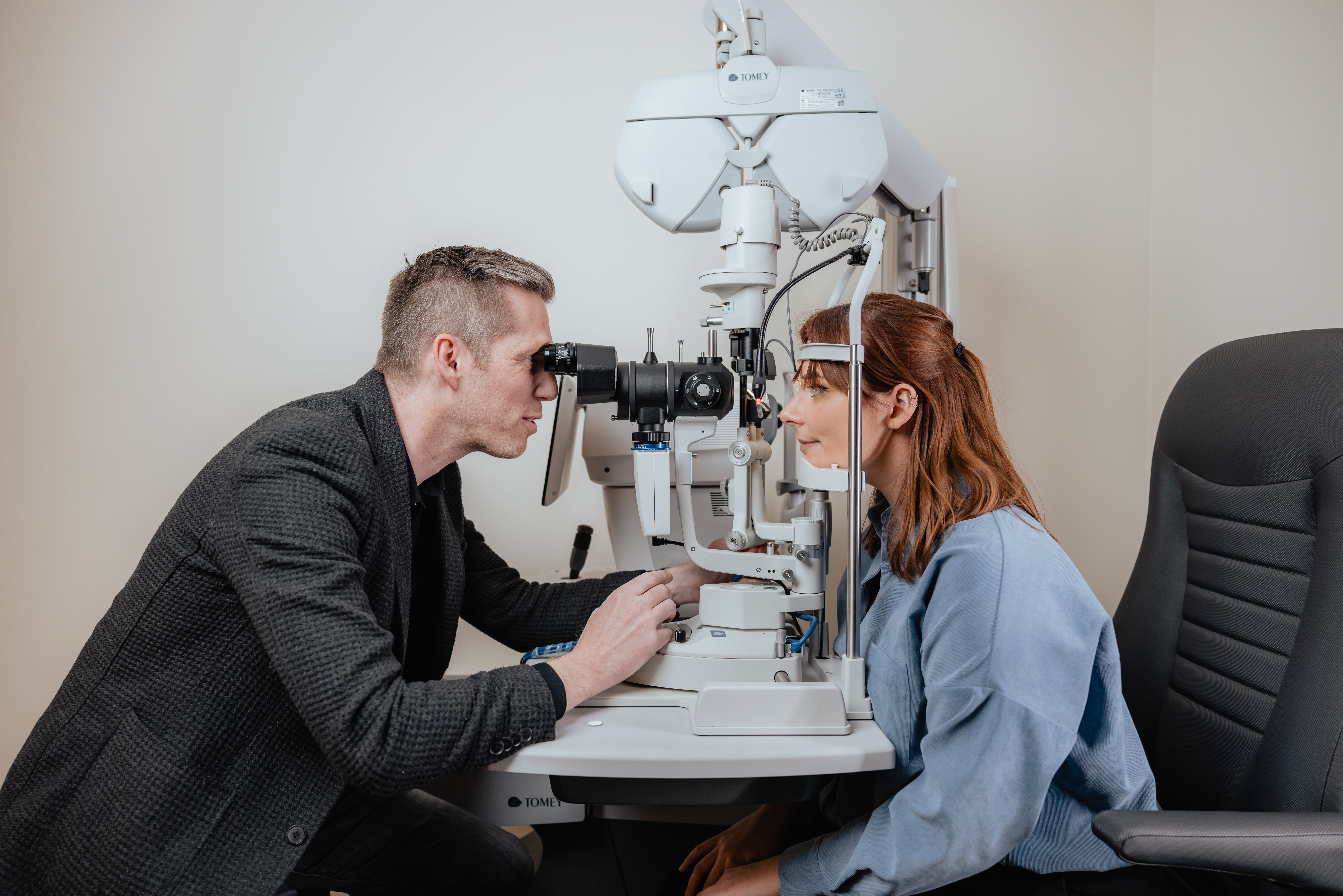 opticien doet een oogmeting bij een vrouw
