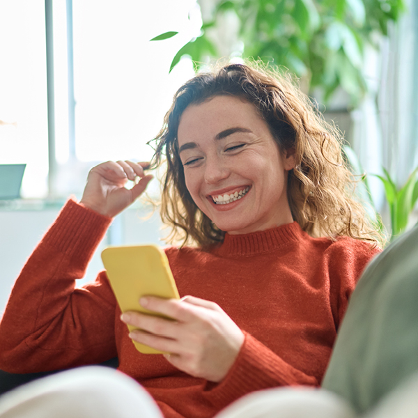 vrouw met lenzen in op haar gsm zit