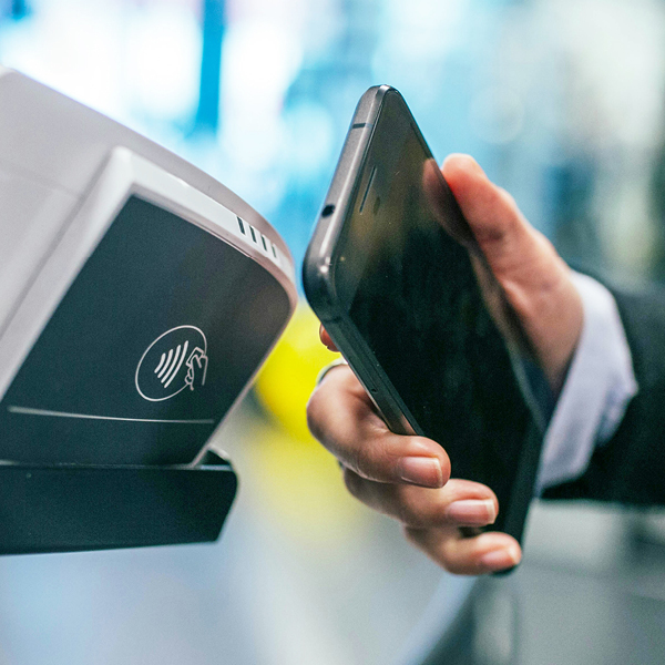 een telefoon tegen bancontact houden om te betalen