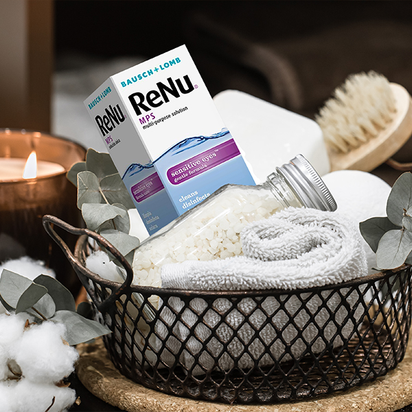 renu product in een mandje in de badkamer
