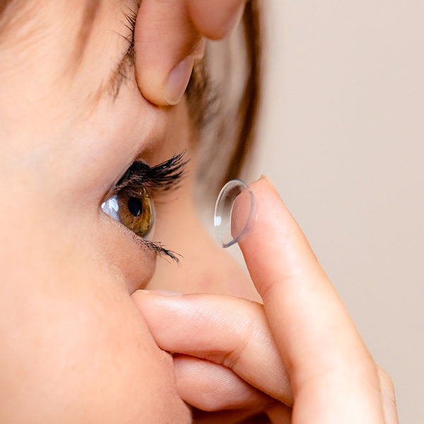 witte vrouw die lens indoet