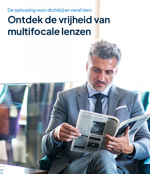 een oudere man die een krant leest met de tekst: de oplossing voor dichtbij en veraf zien: ontdek de vrijheid van multifocale lenzen